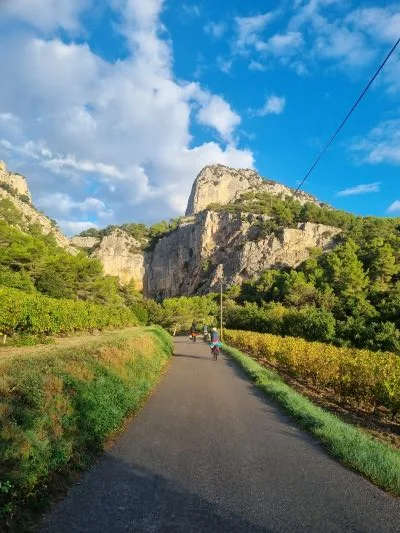 Déplacement à vélo des grimpeurs aux dentelles montmirail