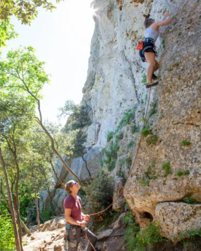 Deux femmes font de l'escalade lors d'un stage d'escalade en mobilité douce