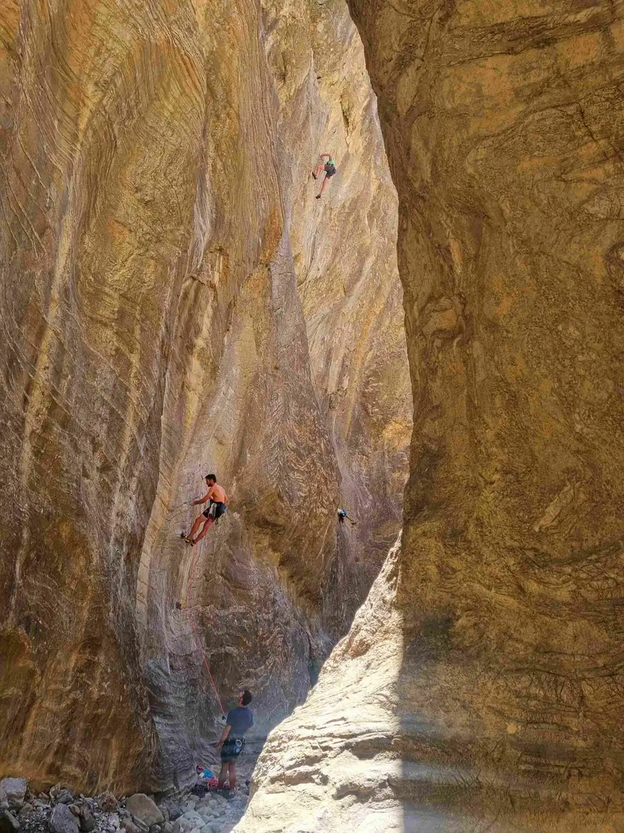 escalade outdoor en falaise dans la nature