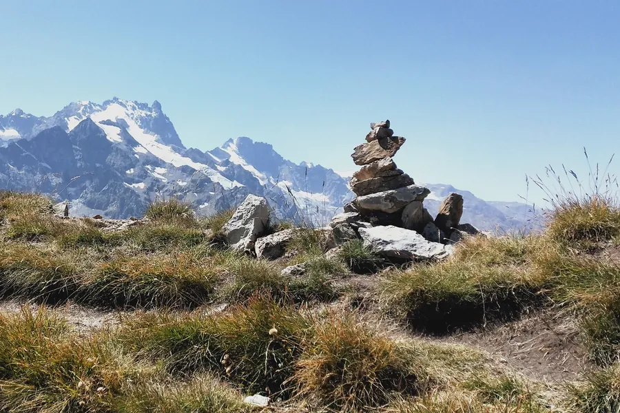 Cairns sur un plateau d'altitude face aux glaciers