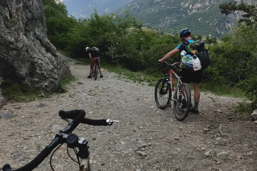 Vélos chargés sur une piste de montagne
