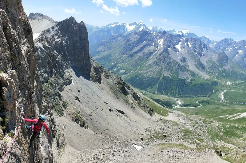 Grimpeuse en grande voie face aux glaciers