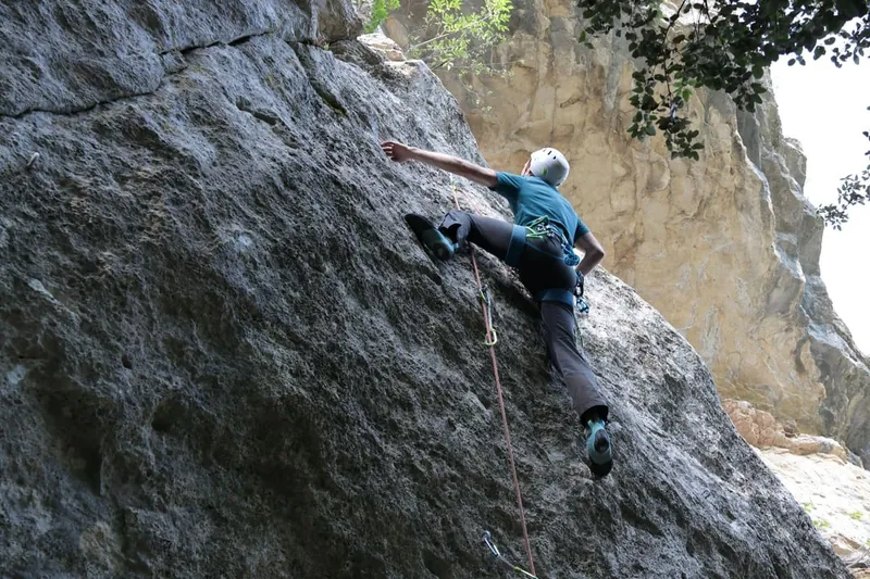Grimpeur sur une dalle calcaire